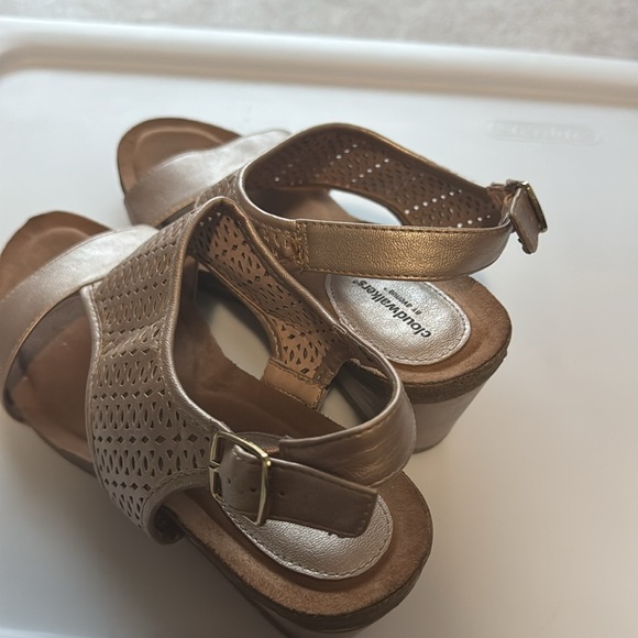 Cloud walkers Gold Wedge Shoes - Picture 2 of 4